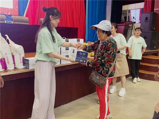 华家街道办事处携手陈沧霆团队公益在继续 “让每个老人都能被时光温柔以待”