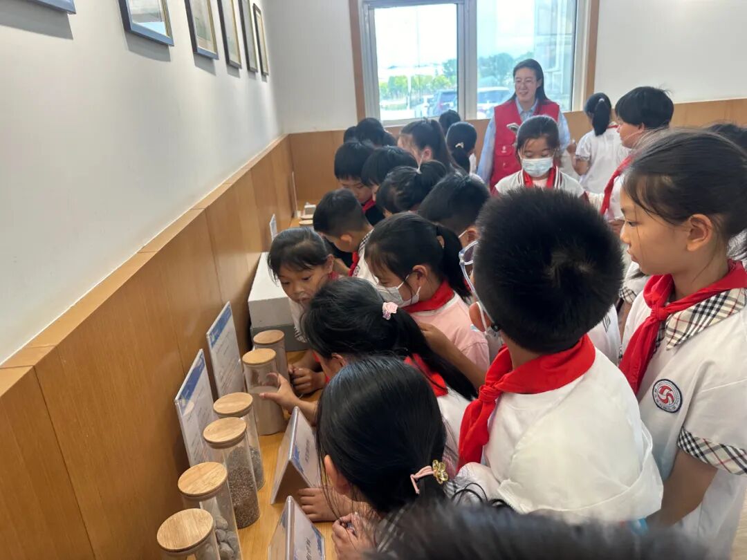 红领绿先锋·低碳伴童行 ——青岛市零废弃产业园区示范项目校园环保教育实践活动