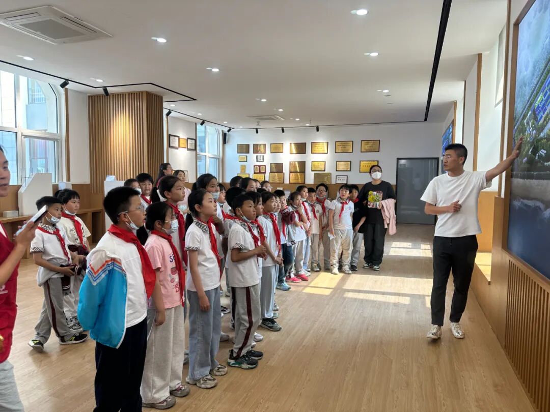 红领绿先锋·低碳伴童行 ——青岛市零废弃产业园区示范项目校园环保教育实践活动