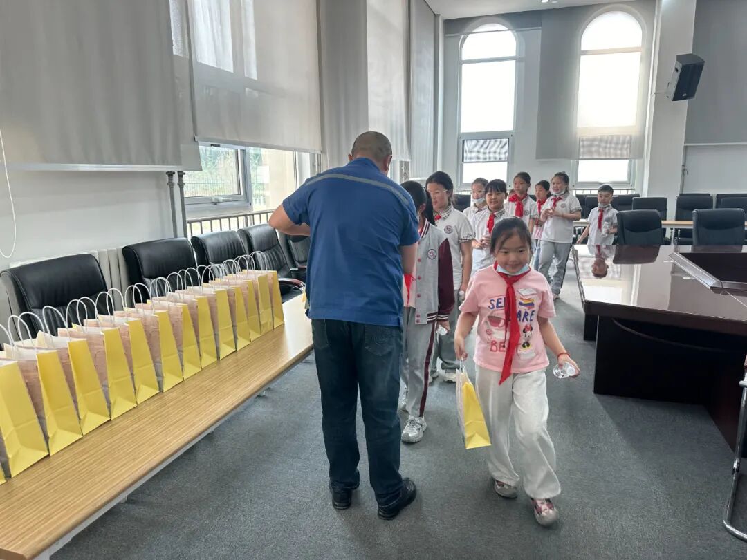 红领绿先锋·低碳伴童行 ——青岛市零废弃产业园区示范项目校园环保教育实践活动